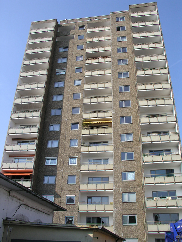 Untersuchung der Außenfassade eines Wohnhochhauses in Frankfurt.